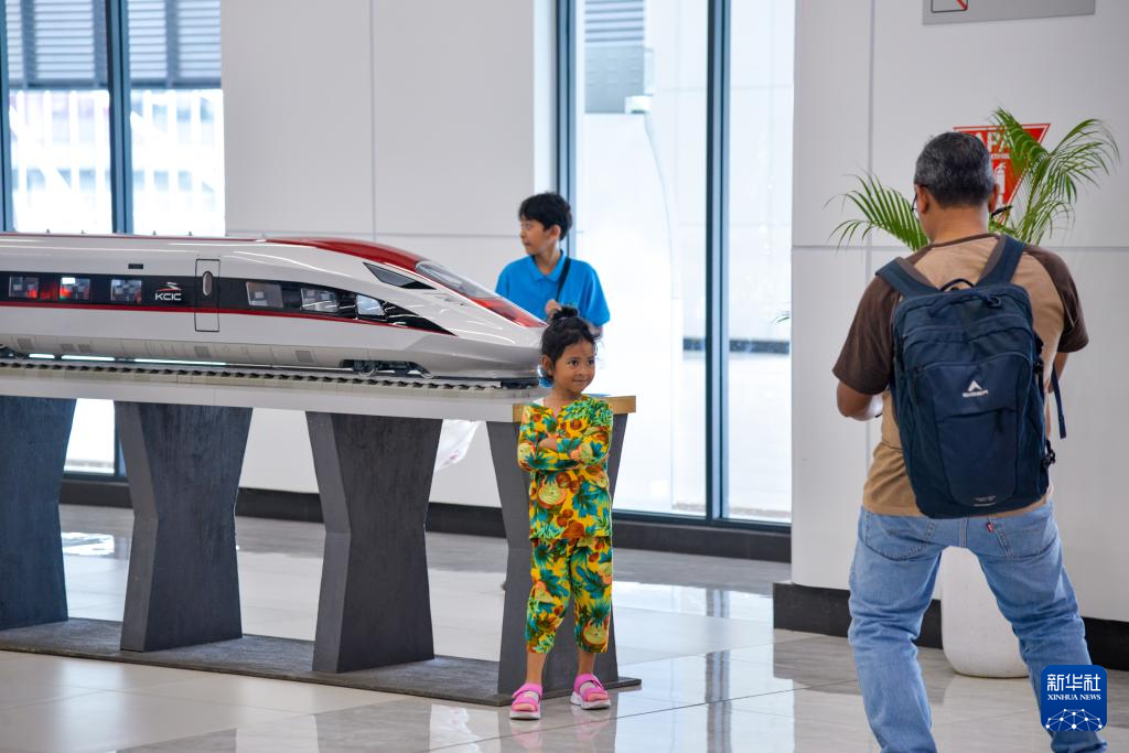 1月24日，在印度尼西亞雅加達(dá)哈利姆站候車大廳，一名小朋友和雅萬(wàn)高鐵高速動(dòng)車組模型合影。新華社記者 徐欽 攝