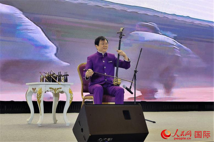 二胡演奏家、國家一級演員王之輝演奏《新春樂》。人民網(wǎng)記者 于宏建攝