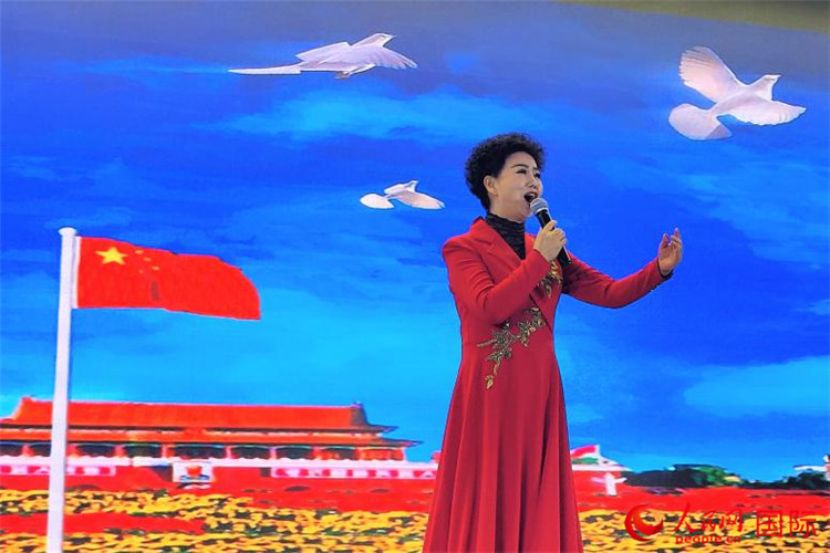 女高音歌唱家、國家一級演員江如虹演唱《我愛你中國》。人民網(wǎng)記者 于宏建攝