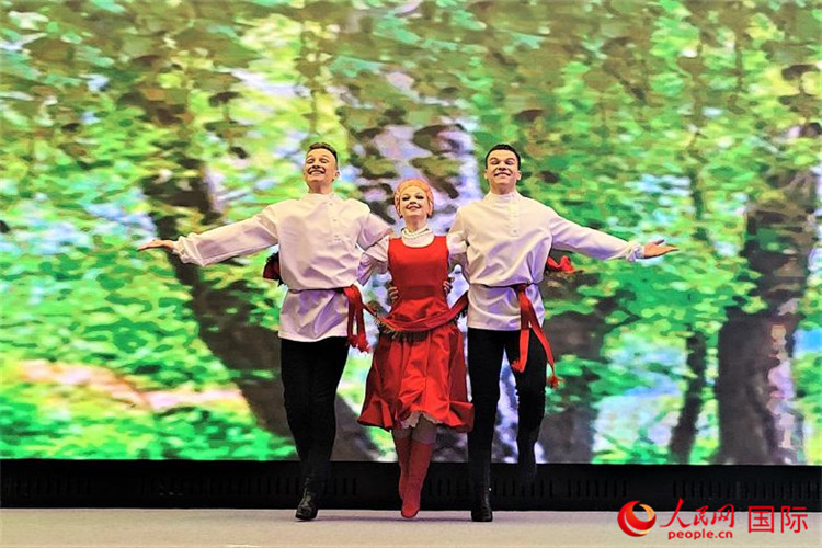 來自莫斯科州藝術(shù)學(xué)院舞蹈團(tuán)的演員表演舞蹈《三套車》。人民網(wǎng)記者 于宏建攝