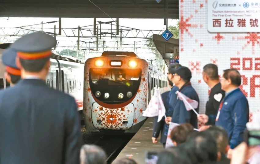 圖為彩繪列車“SIRAYA西拉雅號(hào)”。圖片來(lái)源：臺(tái)灣《聯(lián)合報(bào)》侯永全攝