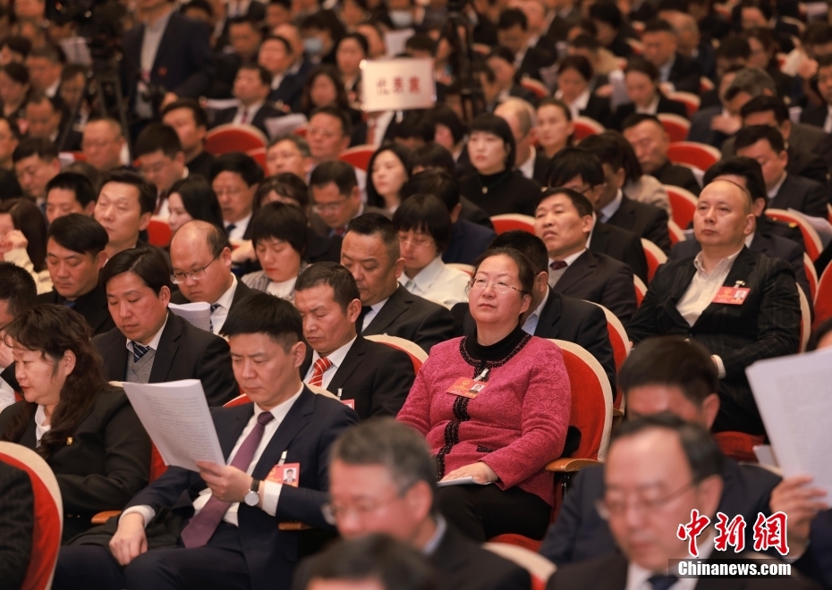 1月23日，安徽省第十四屆人民代表大會第二次會議在合肥開幕。圖為代表委員認真聽取政府工作報告。