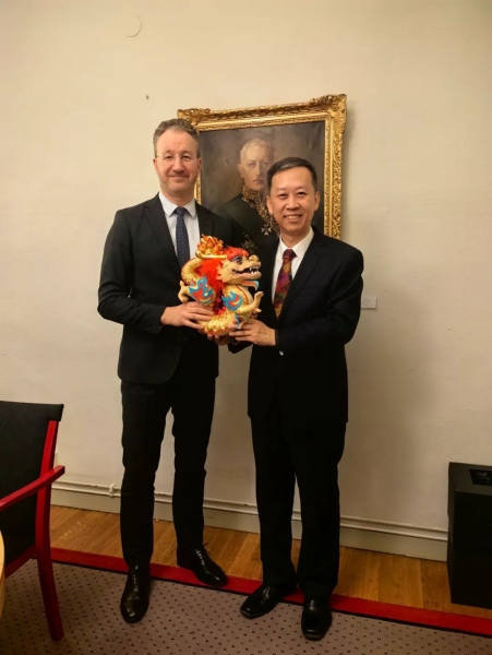 中國(guó)駐瑞典大使崔愛民（右）會(huì)見瑞典外交部外貿(mào)總司長(zhǎng)嚴(yán)波（左）。中國(guó)駐瑞典大使館供圖