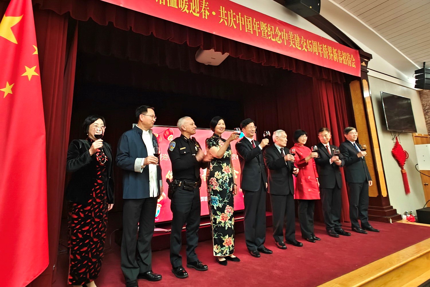 僑胞代表與駐舊金山總領(lǐng)館官員合影。主辦方供圖