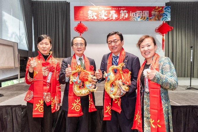 向池田知事、大西市長贈送“歡樂春節(jié)“吉祥龍。從左到右為魏有美副總領(lǐng)事、池田豊人知事、大西秀人市長、馬曉琛主任。中國駐大阪旅游辦事處供圖