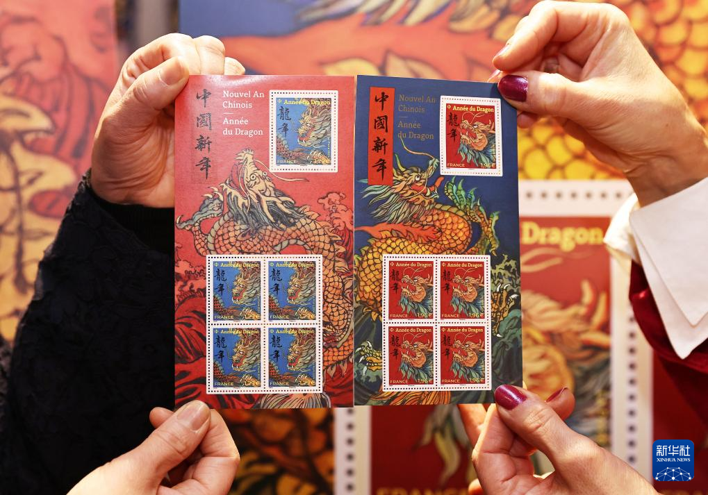 這是1月26日在法國巴黎拍攝的龍年生肖紀(jì)念郵票。新華社記者 高靜 攝