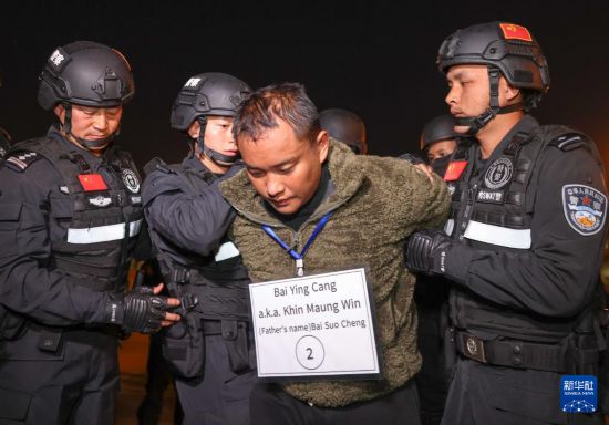 1月30日，在緬甸內(nèi)比都國際機(jī)場，緬甸警方依法向我公安機(jī)關(guān)移交緬北重大犯罪嫌疑人白應(yīng)蒼。新華社記者 殷剛 攝