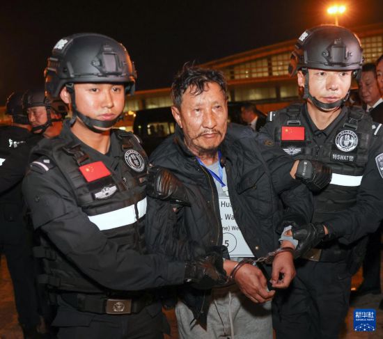 1月30日，在緬甸內(nèi)比都國際機(jī)場，緬甸警方依法向我公安機(jī)關(guān)移交緬北重大犯罪嫌疑人魏懷仁。新華社記者 殷剛 攝