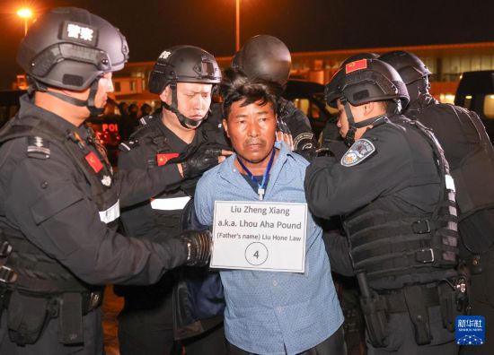 1月30日，在緬甸內(nèi)比都國際機(jī)場，緬甸警方依法向我公安機(jī)關(guān)移交緬北重大犯罪嫌疑人劉正祥。新華社記者 殷剛 攝