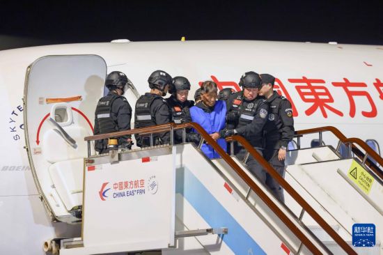 1月30日，在云南昆明長水機(jī)場，緬北重大犯罪嫌疑人白所成被我公安機(jī)關(guān)成功押解回國。新華社記者 殷剛 攝