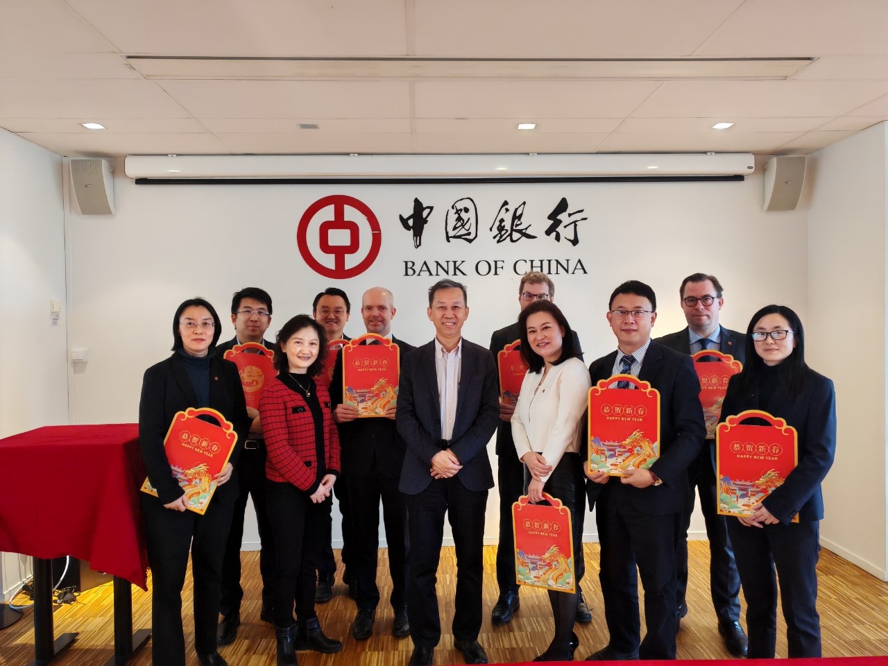 中國(guó)駐瑞典大使崔愛(ài)民（左六）與中國(guó)銀行（歐洲）有限公司斯德哥爾摩分行中外員工合影。中國(guó)駐瑞典大使館供圖