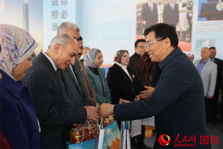 中建埃及分公司董事長(zhǎng)常偉才為埃及師生發(fā)放新年禮包。人民網(wǎng)記者 黃培昭攝