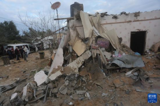 2月5日，在加沙地帶南部城市拉法，人們查看以軍空襲后的建筑廢墟。新華社發(fā)（哈立德·奧馬爾攝）