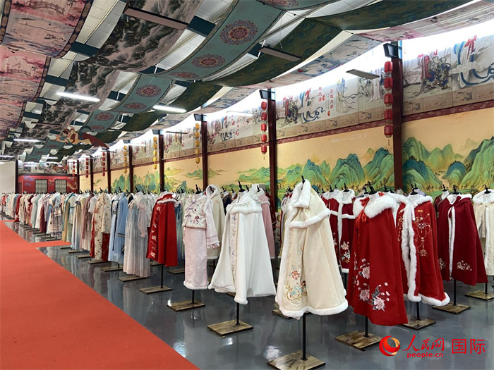 1月24日，在山東省菏澤市曹縣大集鎮(zhèn)穿越大唐漢服云倉直播基地展廳里擺放的漢服。 人民網 周琳佳攝