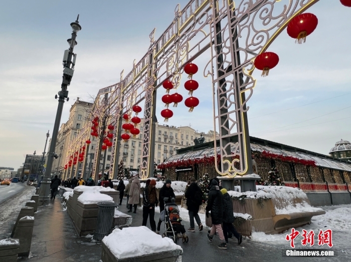 當?shù)貢r間2月9日，中國農(nóng)歷新年慶祝活動啟動儀式在莫斯科市中心的卡梅爾格爾斯基巷舉行。圖為特維爾大街裝飾的中國大紅燈籠。<a target='_blank' href='/'><p  align=