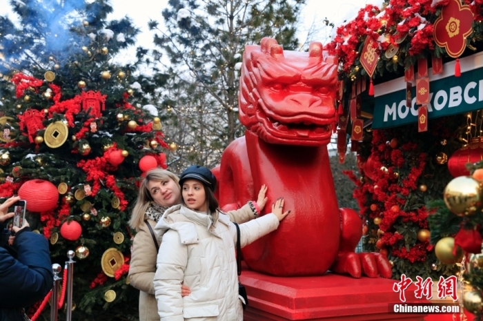 當?shù)貢r間2月9日，中國農(nóng)歷新年慶?；顒訂觾x式在莫斯科市中心的卡梅爾格爾斯基巷舉行。中國駐俄大使張漢暉，俄羅斯外交部發(fā)言人扎哈羅娃，以及俄羅斯文化部和莫斯科市政府官員出席。慶?；顒訉⒊掷m(xù)至18日。圖為當?shù)孛癖娫谔鼐S爾廣場與龍雕塑合影。