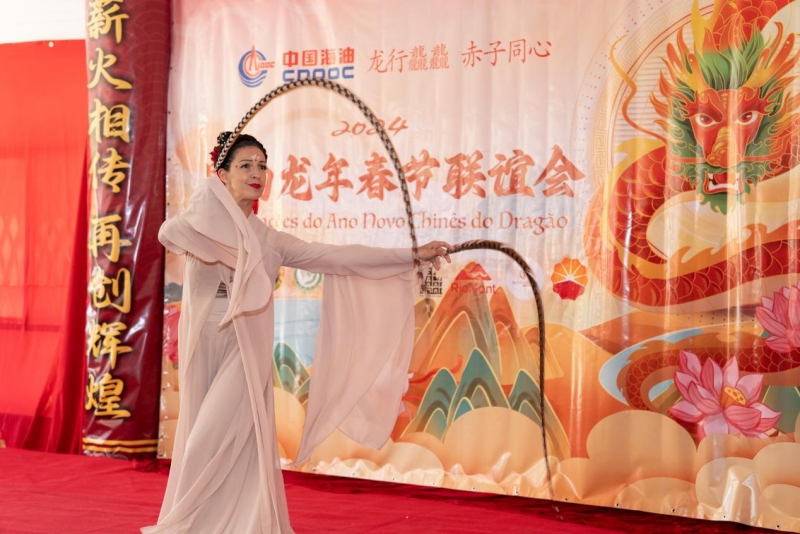巴西藝術(shù)家表演中國(guó)舞。里約天主教大學(xué)孔子學(xué)院供圖