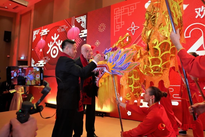張漢暉（左）、施威特科（右）共同為彩龍點(diǎn)睛。于子恒攝