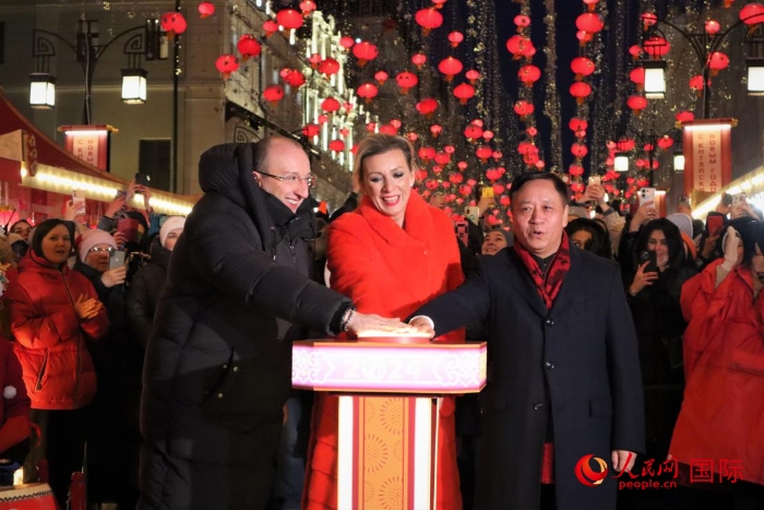 張漢暉、扎哈羅娃、科茲洛夫（從右至左）共同按下活動(dòng)啟動(dòng)按鈕。于子恒攝