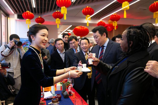 2月2日，人們在位于意大利羅馬的聯(lián)合國糧農(nóng)組織總部體驗中國茶藝。新華社記者李京攝
