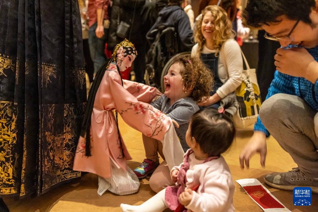 2月11日，孩子們在美國費城藝術博物館舉行的龍年迎新春活動上體驗木偶戲。新華社發(fā)（周煥新攝）