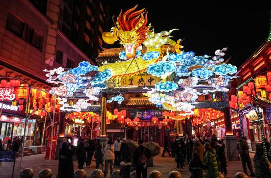 2月11日，游客在沈陽中街游覽。春節(jié)期間，各地?zé)艋痂?、火樹銀花，呈現(xiàn)出一幕幕流光溢彩的視覺盛宴。（新華社記者潘昱龍攝）