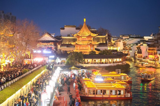 2月14日，游客在南京夫子廟景區(qū)賞燈游玩。（新華社發(fā)，蘇陽攝）