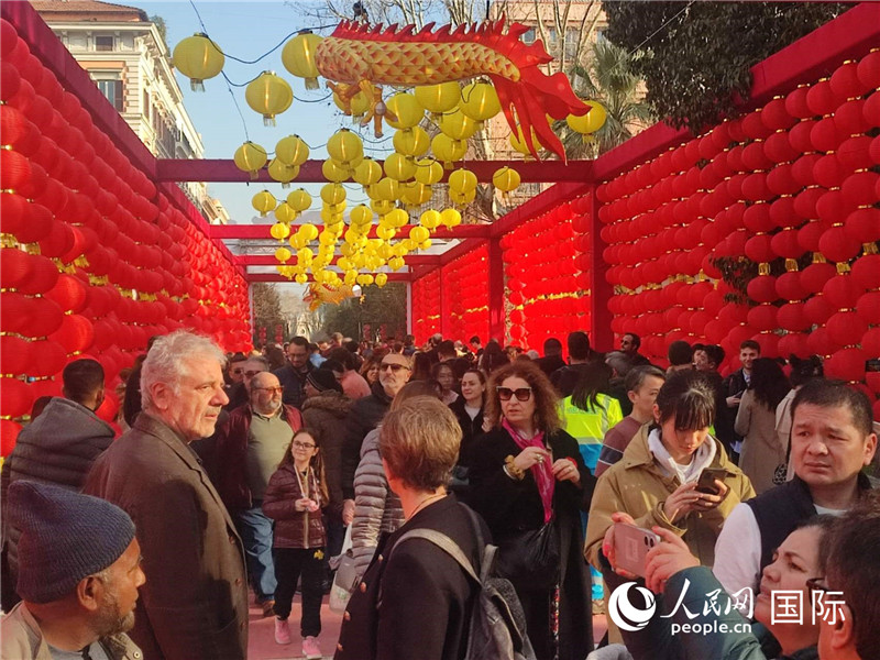 游園會(huì)入口處張燈結(jié)彩，人流如織。人民網(wǎng)記者鄭彬攝