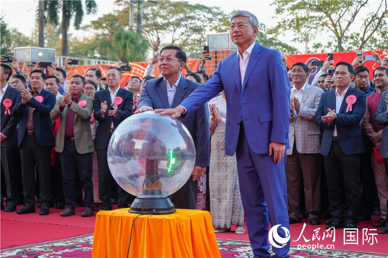 敏昂萊主席和陳海大使在中方援建和改造升級的仰光杜溫納國家體育館前共同按亮水晶球，啟動“錦繡唐人街”新春慶典-人民網(wǎng)記者謝佳君攝