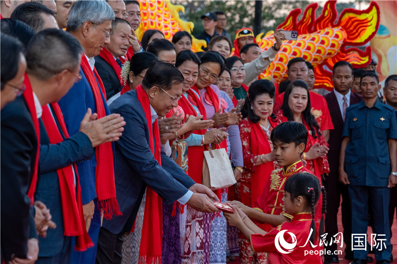 在活動現(xiàn)場，敏昂萊主席根據(jù)當?shù)貍鹘y(tǒng)向兒童送祝福2-人民網(wǎng)記者謝佳君攝