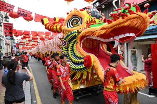 2月1日，由馬來西亞和中國的100多名青少年組成的舞龍隊在馬來西亞馬六甲市雞場街上共舞一條近200米的“長龍”。這是活動現(xiàn)場的“長龍”。新華社記者程一恒攝