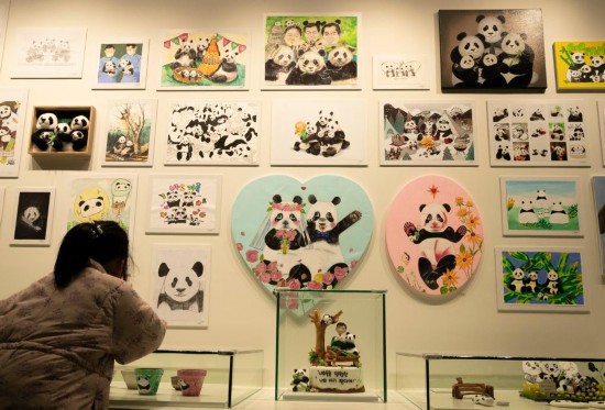 2月20日，一位小朋友在看“福寶”家族的創(chuàng)意作品。新華社記者姚琪琳攝