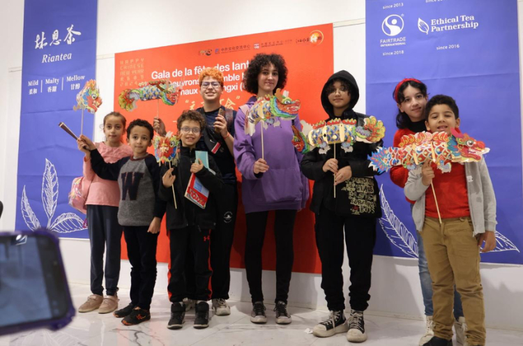 孩子們拿著元宵彩燈合影。拉巴特中國(guó)文化中心供圖