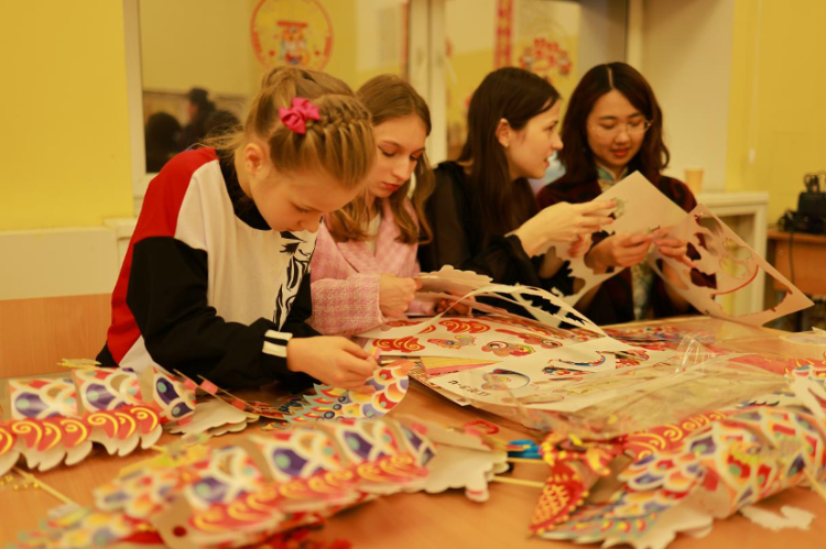 俄羅斯小朋友體驗(yàn)中國(guó)傳統(tǒng)手工藝。俄羅斯國(guó)立人文大學(xué)孔子學(xué)院供圖