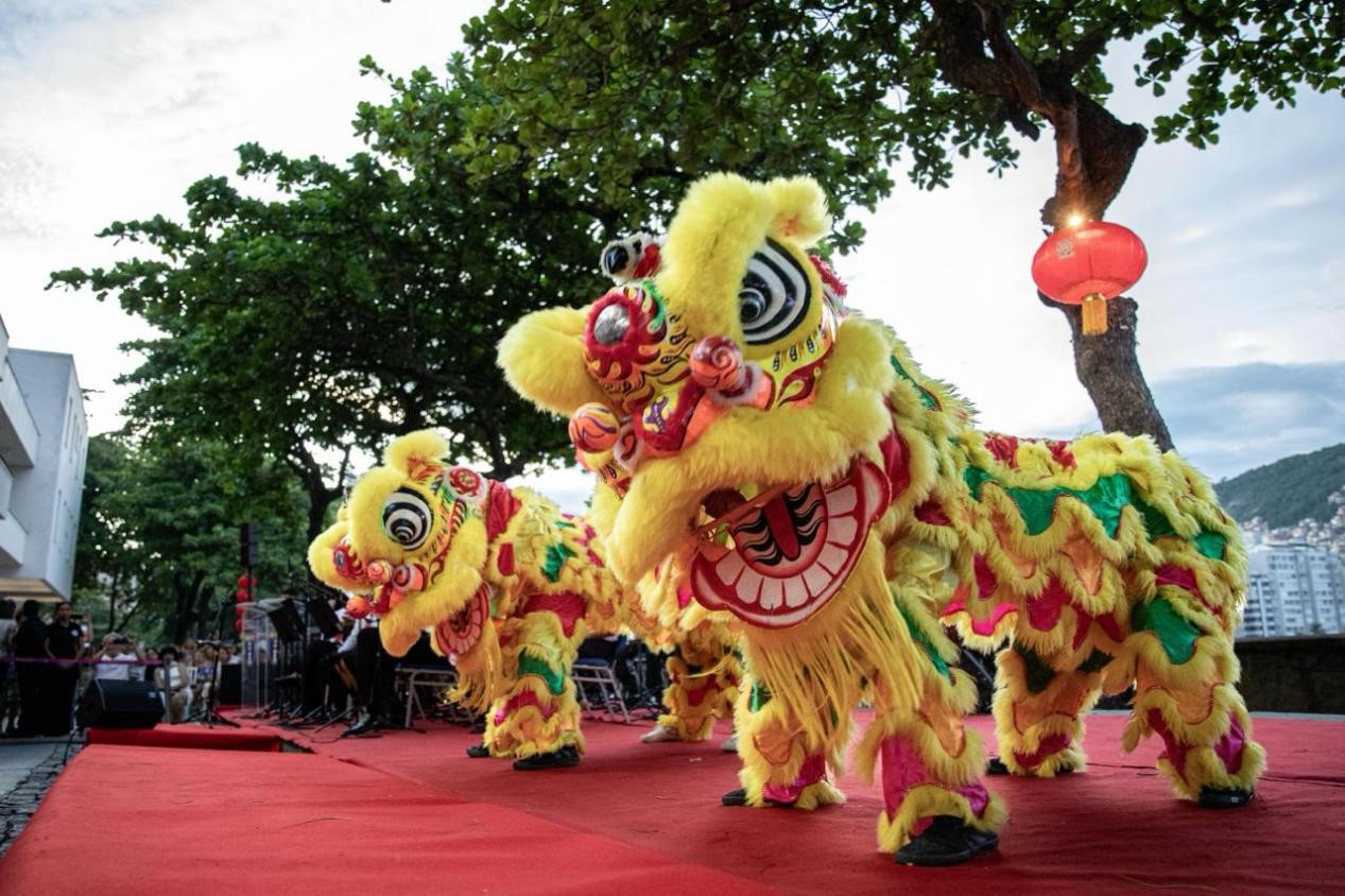 當(dāng)?shù)貢r(shí)間2月24日晚，2024年元宵節(jié)慶?；顒?dòng)在巴西里約熱內(nèi)盧市科帕卡巴納要塞舉辦。巴西山河文化促進(jìn)中心供圖