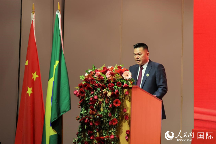 巴西和統(tǒng)會(huì)新任會(huì)長張小春發(fā)表就職演講。人民網(wǎng)記者 時(shí)元皓攝