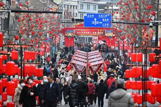 2024年2月18日，游客在2024年青島蘿卜·元宵·糖球會上消費、游玩。新華社記者李紫恒攝