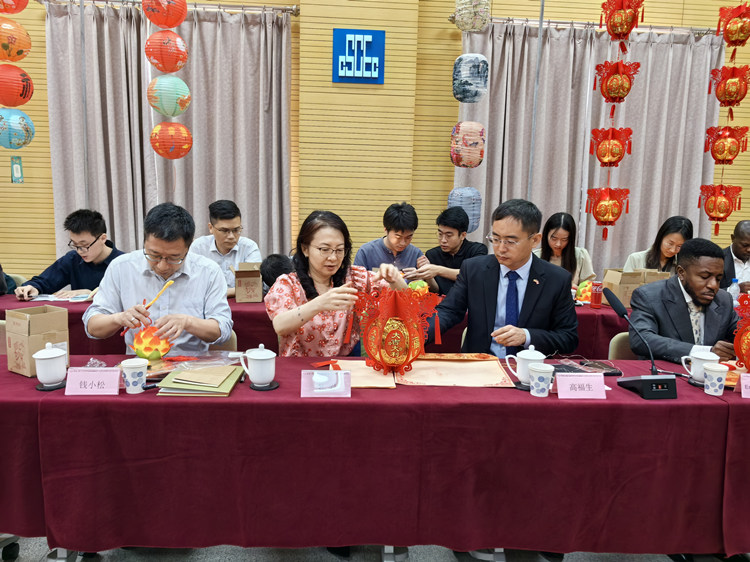 燈籠文化交流活動(dòng)現(xiàn)場(chǎng)。中建國(guó)際中西非公司供圖