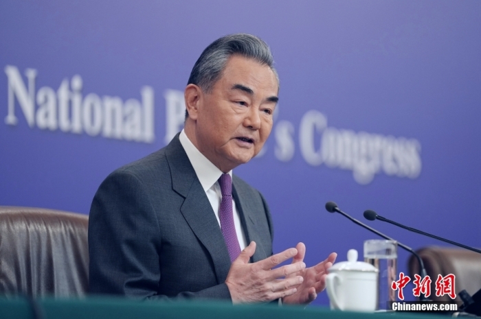 3月7日，十四屆全國人大二次會議在北京舉行記者會，中共中央政治局委員、外交部長王毅就中國外交政策和對外關(guān)系相關(guān)問題回答中外記者提問。<a target='_blank' href='/'><p  align=