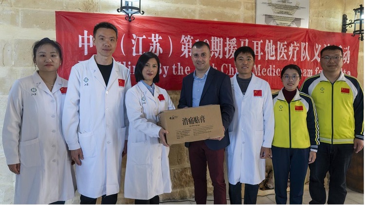 醫(yī)療隊(duì)向森格萊爾市捐贈藥膏。中國（江蘇）第19期援馬耳他醫(yī)療隊(duì)供圖