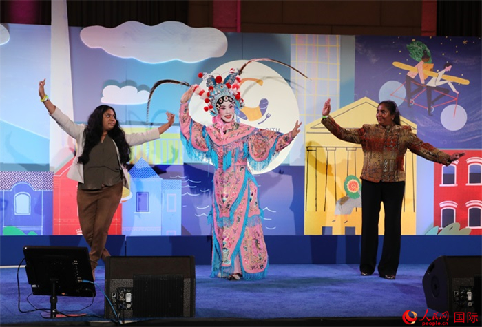 當?shù)厝A人京劇社團的青年演員現(xiàn)場表演京劇選段，并與現(xiàn)場觀眾近距離互動。人民網(wǎng)記者 李志偉攝