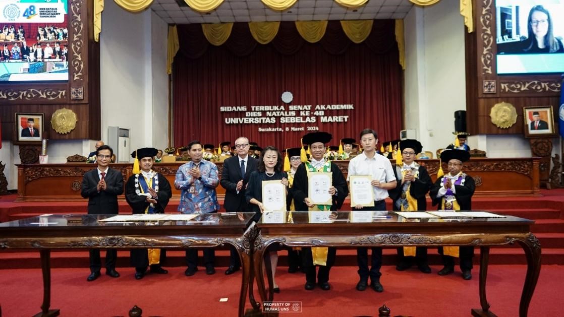 西華大學(xué)、三一一大學(xué)、印尼鋰源新材料有限公司、四川鋰源新能源有限公司四方共同簽署國際合作協(xié)議。印尼三一一大學(xué)孔子學(xué)院供圖