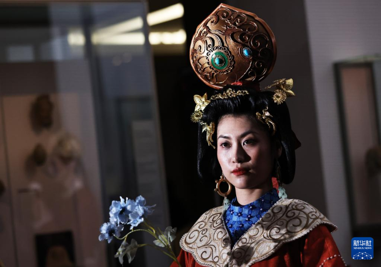 3月13日，在位于法國(guó)巴黎的吉美國(guó)立亞洲藝術(shù)博物館，模特展示敦煌復(fù)原服飾。新華社記者 高靜 攝