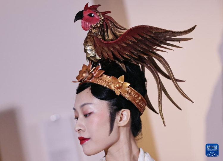 3月13日，在位于法國(guó)巴黎的吉美國(guó)立亞洲藝術(shù)博物館，模特展示敦煌復(fù)原服飾。新華社記者 高靜 攝