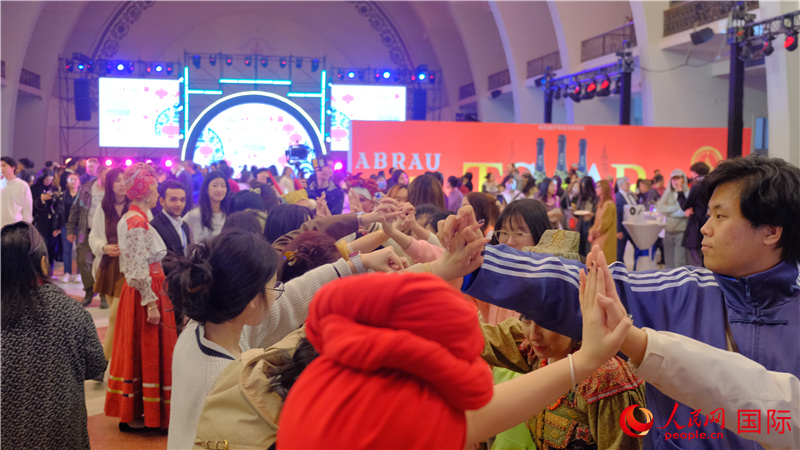 中俄觀眾在現(xiàn)場參與俄羅斯民俗互動游戲。人民網(wǎng) 褚夢琦攝