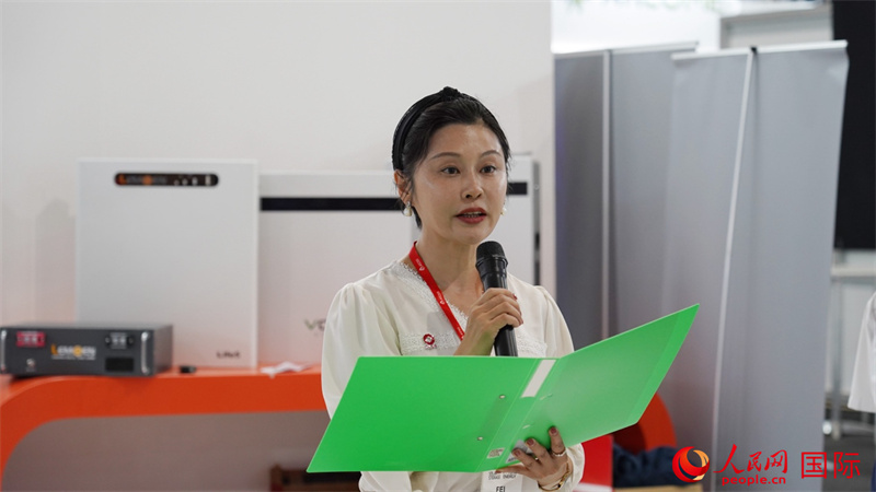 中建材海外經(jīng)濟(jì)合作有限公司總經(jīng)理姜婓致辭。人民網(wǎng) 劉暢攝
