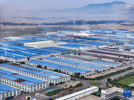 這是2023年11月3日在埃塞俄比亞杜凱姆市拍攝的東方工業(yè)園（無人機照片）。 新華社發(fā)（東方工業(yè)園供圖）