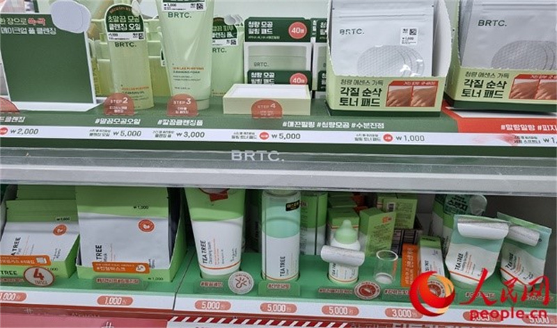 韓國零售連鎖店大創(chuàng)推出低價化妝品。人民網(wǎng) 李帆攝