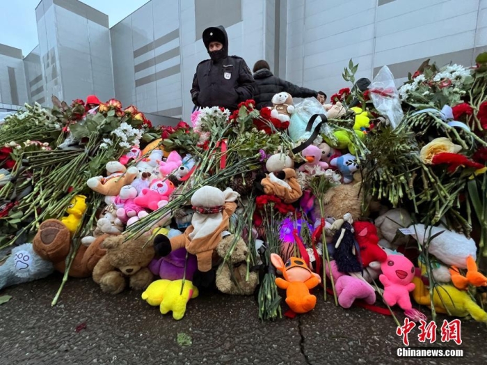 當?shù)貢r間3月24日，俄羅斯全國哀悼日，悼念22日發(fā)生在莫斯科州克拉斯諾戈爾斯克市“克羅庫斯城”音樂廳恐怖襲擊事件中的遇難者。此次恐襲已導(dǎo)致137人遇難，150多人受傷。圖為民眾在恐襲事件現(xiàn)場附近敬獻的鮮花和毛絨玩具。<a target='_blank' href='/'><p  align=