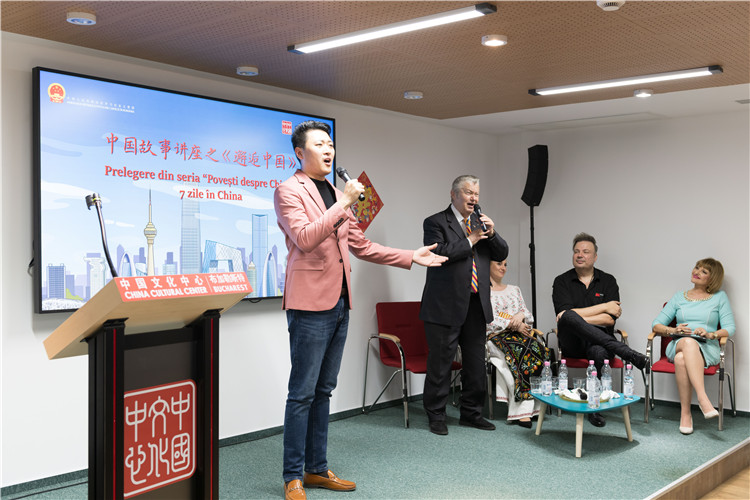 中國(guó)青年男高音歌唱家方瀧與奧爾基·圖爾達(dá)合唱羅語(yǔ)歌曲。布加勒斯特中國(guó)文化中心供圖。